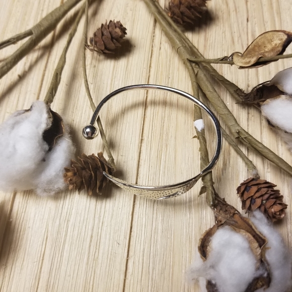🍃🍃Pretty Leaf Bangle bracelet in SILVER 🍃🍃 - Picture 8 of 8